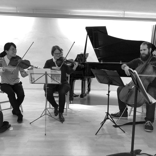 Cellounterricht in der Gruppe bei Sarah Erlanger